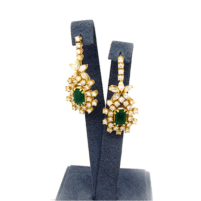 Ladies 14k Yellow Gold Earrings with emerald stone in center
